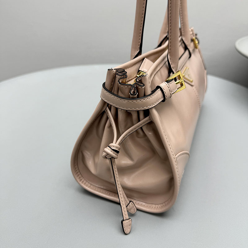 プラダ アウトレット PRADA ボニー ミディアム スエード ハンドバッグ 1BA426_2CYR_F03ZN_V_MOO スズラン H品 プラダ 斜めがけバッグ レディース - 画像 (4)