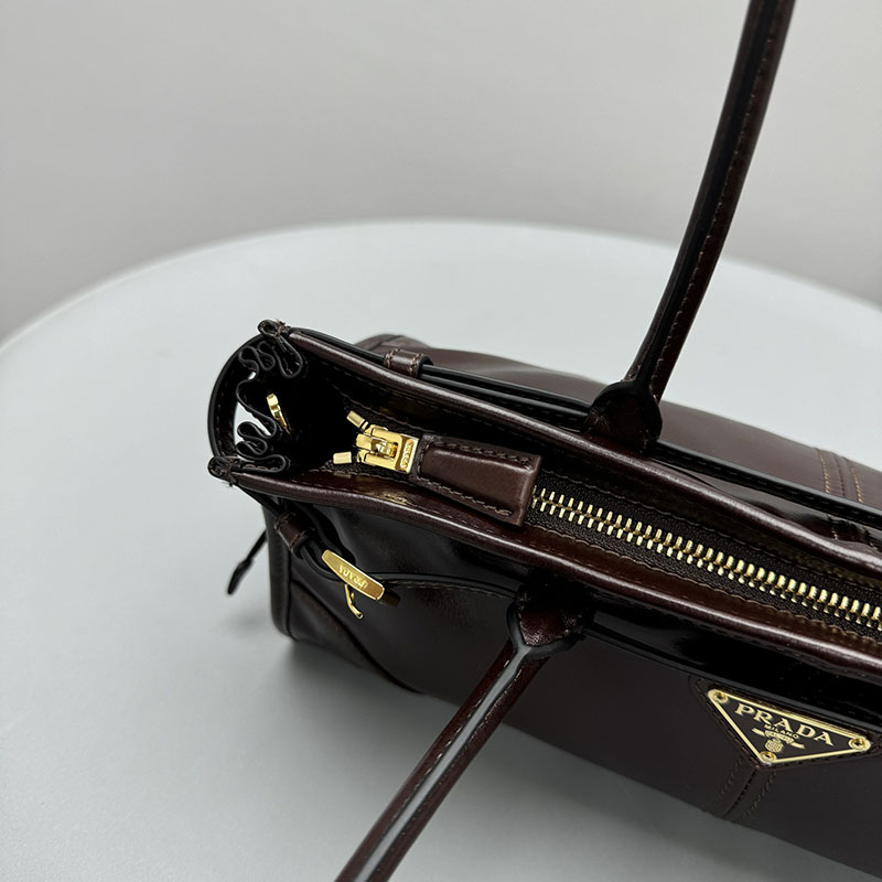 プラダ アウトレット PRADA ボニー ミディアム スエード ハンドバッグ 1BA426_2CYR_F01D6_V_MOO ダークブラウン H品 プラダ 斜めがけバッグ レディース - 画像 (4)