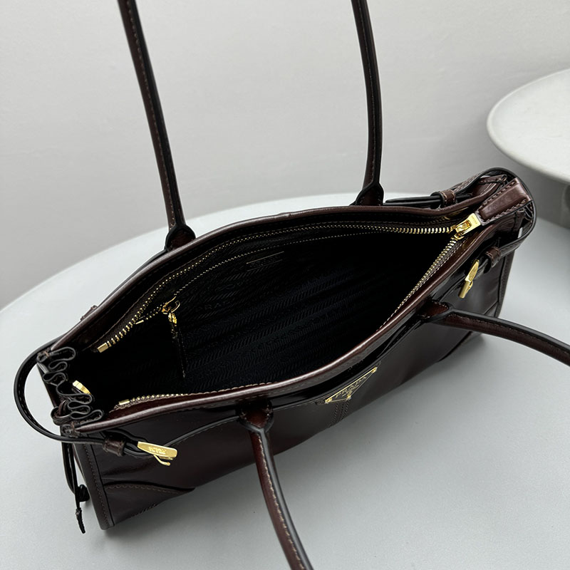 プラダ アウトレット PRADA ボニー ミディアム スエード ハンドバッグ 1BA426_2CYR_F01D6_V_MOO ダークブラウン H品 プラダ 斜めがけバッグ レディース - 画像 (3)