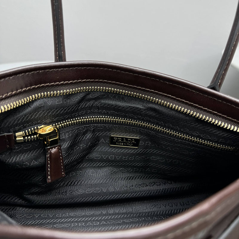 プラダ アウトレット PRADA ボニー ミディアム スエード ハンドバッグ 1BA426_2CYR_F01D6_V_MOO ダークブラウン H品 プラダ 斜めがけバッグ レディース - 画像 (2)