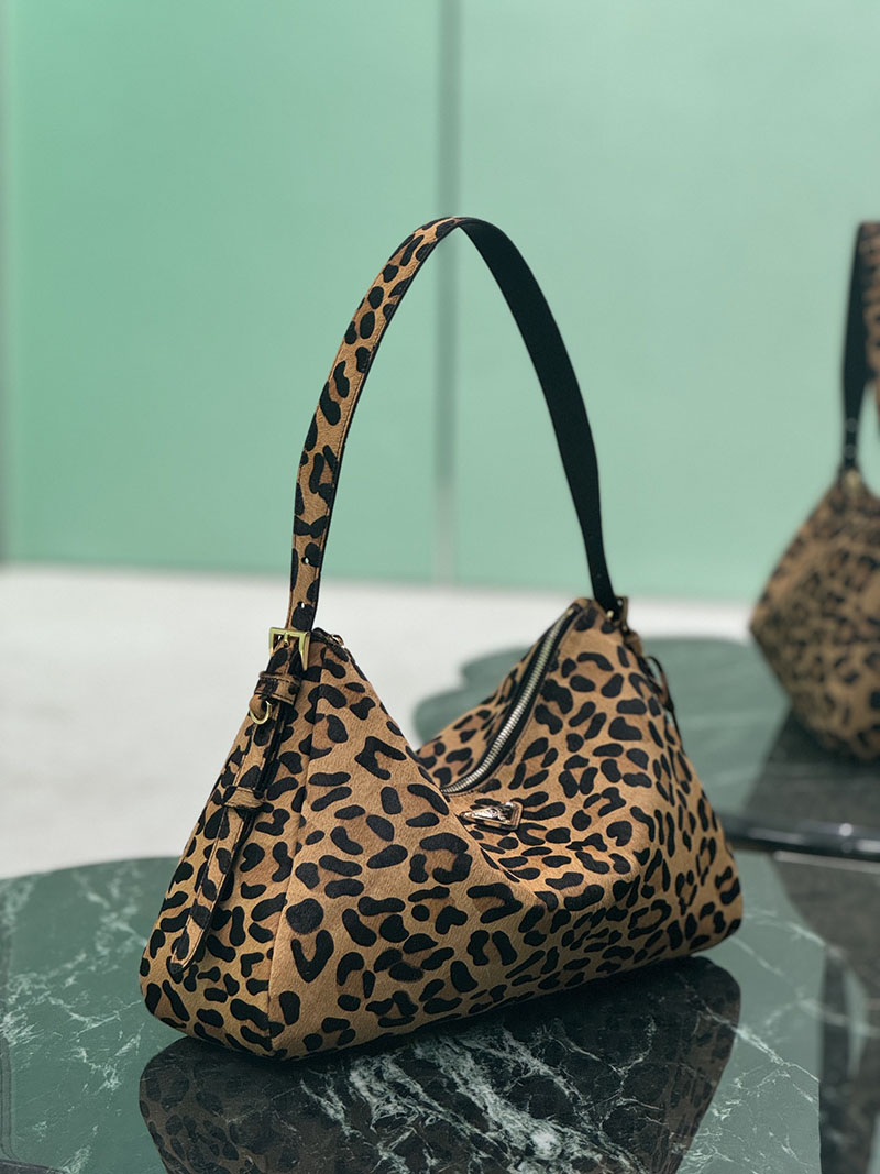 プラダ アウトレット PRADA エメ ラージ ソフトグレインレザー ショルダーバッグ 1BC228_2CYS_F0151_V_LVM ブラウン H品 プラダ 斜めがけバッグ レディース - 画像 (9)