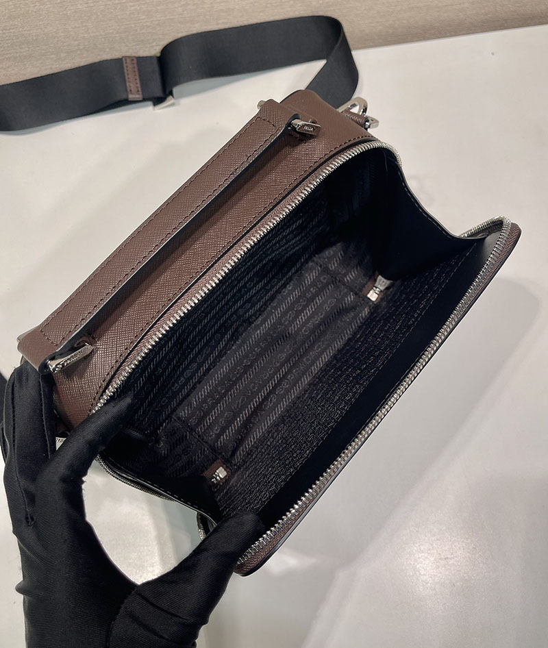 プラダ アウトレット PRADA ブリック サフィアーノレザーバッグ 2VH069_9Z2_F0201_V_YMI ダークブラウン H品 プラダ バッグ メンズ ビジネス - 画像 (3)