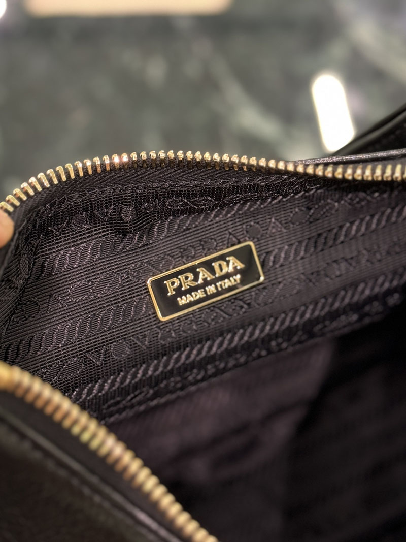 プラダ アウトレット PRADA Re-Edition サフィアーノレザー ミニバッグ 1BC204_NZV_F0632_V_QOM ブラック H品 プラダ ミニバッグ 人気 - 画像 (2)