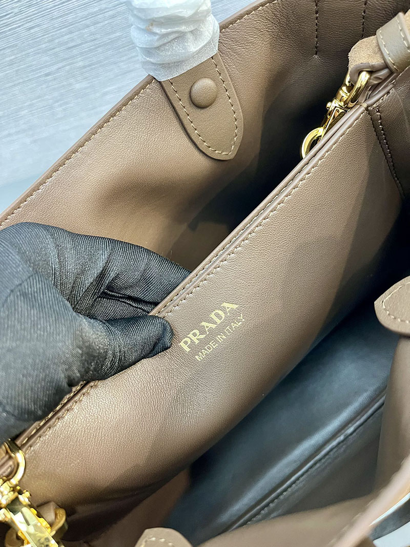 プラダ アウトレット PRADA バックル スエード ミディアムバッグ 1BA434_2C4S_F0046_V_OBO ブラウン H品 プラダ バックル 永野芽郁 - 画像 (2)