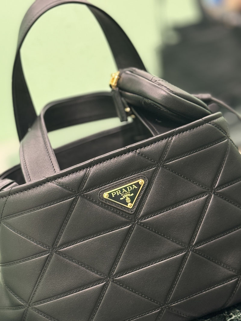 プラダ アウトレット PRADA スモール キルティング トート 三角ロゴプレート ショルダーバッグ ハンドバッグ 2WAY 1BG548 ブラック H品 プラダ トートバッグ クリーニング - 画像 (6)