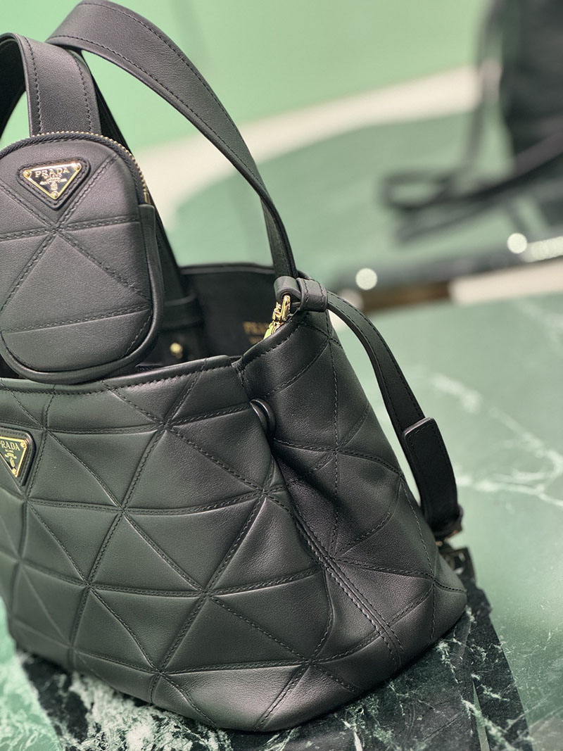 プラダ アウトレット PRADA スモール キルティング トート 三角ロゴプレート ショルダーバッグ ハンドバッグ 2WAY 1BG548 ブラック H品 プラダ トートバッグ クリーニング - 画像 (4)