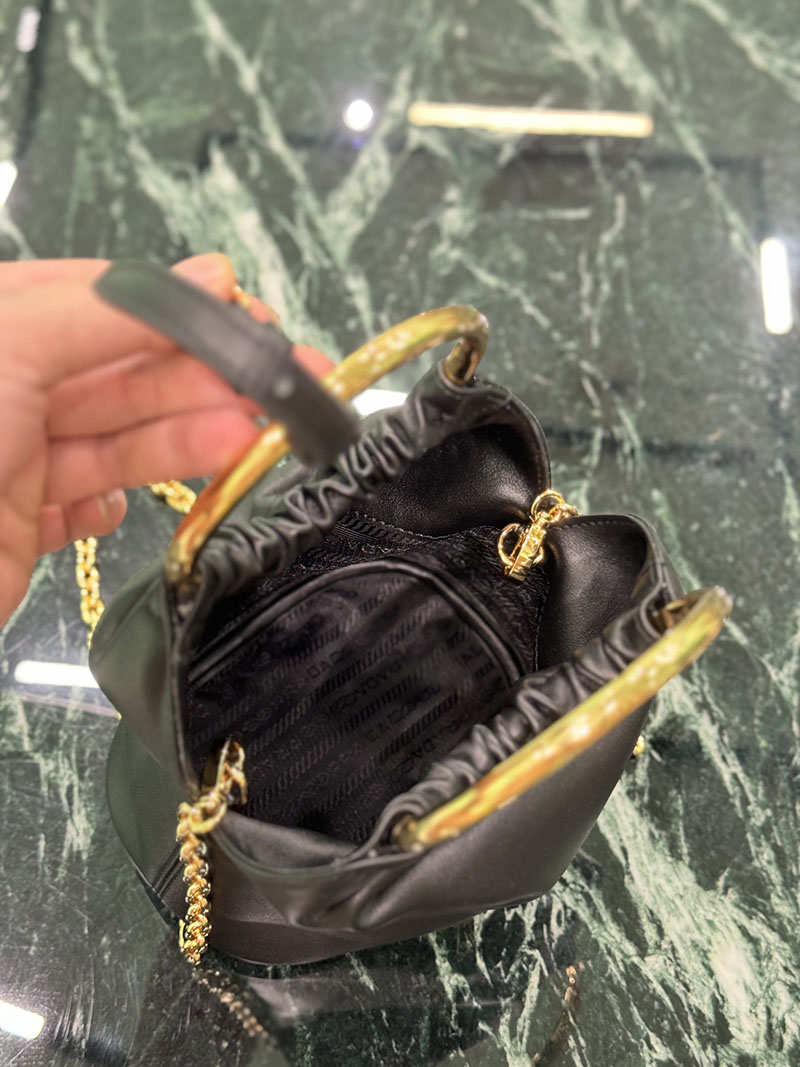 プラダ アウトレット PRADA Nappa leather mini bag バッグ・カバン 1BC227_2DX8_F0002_V_OOO ブラック H品 プラダ ハンドバッグ レディース - 画像 (3)