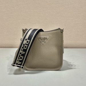プラダ 斜めがけバッグ レディース