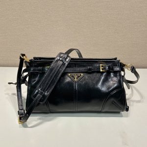 プラダ 斜めがけバッグ