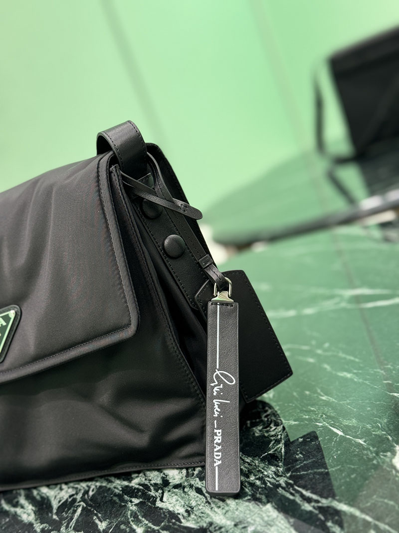 プラダ アウトレット PRADA ミディアム パデッドRe-Nylon ショルダーバッグ 1BD255_RDLN_F0002_V_OOO ブラック H品 プラダ メッセンジャーバッグ レディース - 画像 (5)