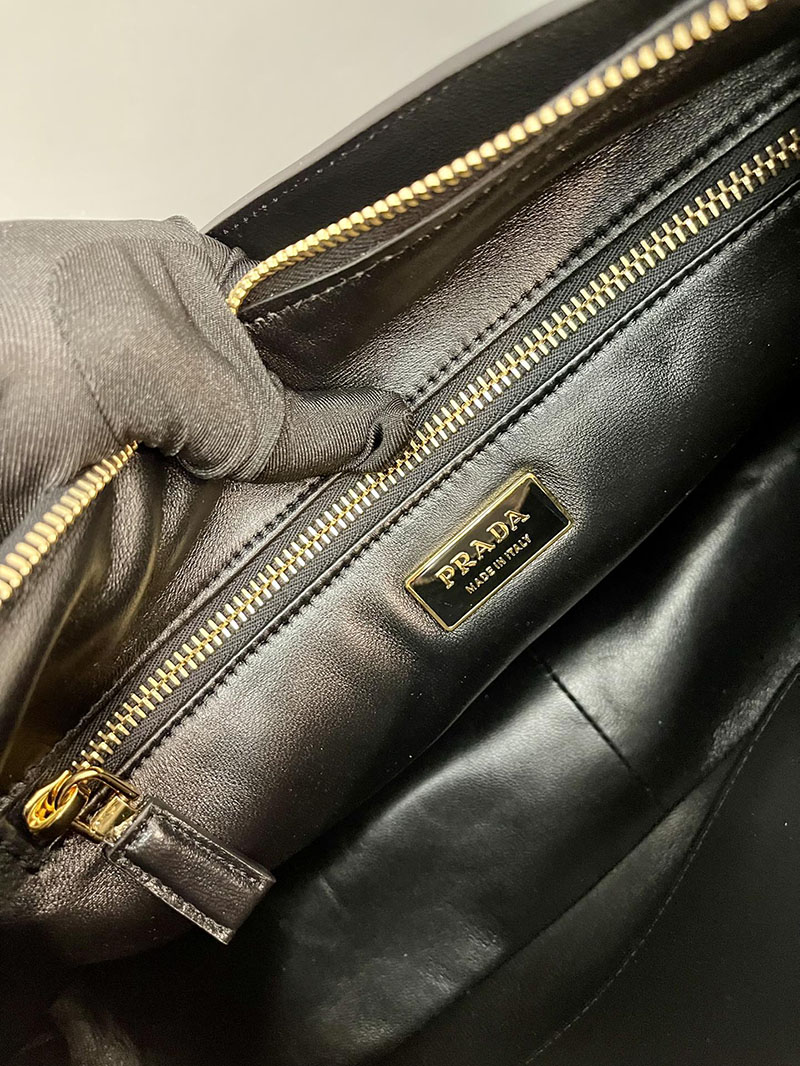 プラダ アウトレット PRADA エメ ラージ ソフトグレインレザー ショルダーバッグ 1BC228_2CYS_F0002_V_LVM ブラック H品 プラダ アウトレット バッグ 新作 - 画像 (2)