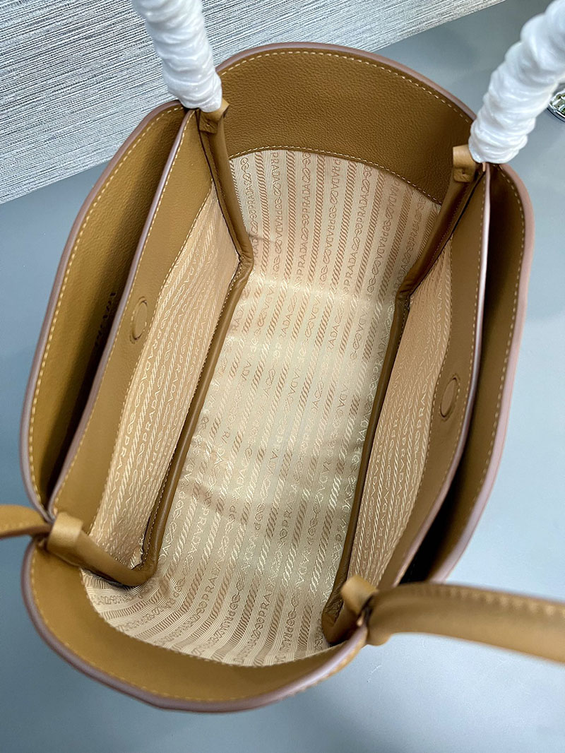 プラダ アウトレット PRADA トライアングルロゴ ソフトグレインレザー ミニ トートバッグ 1BG539_2CYS_F03OE_V_OVO キャメル H品 プラダ トート レディース 通勤 - 画像 (3)