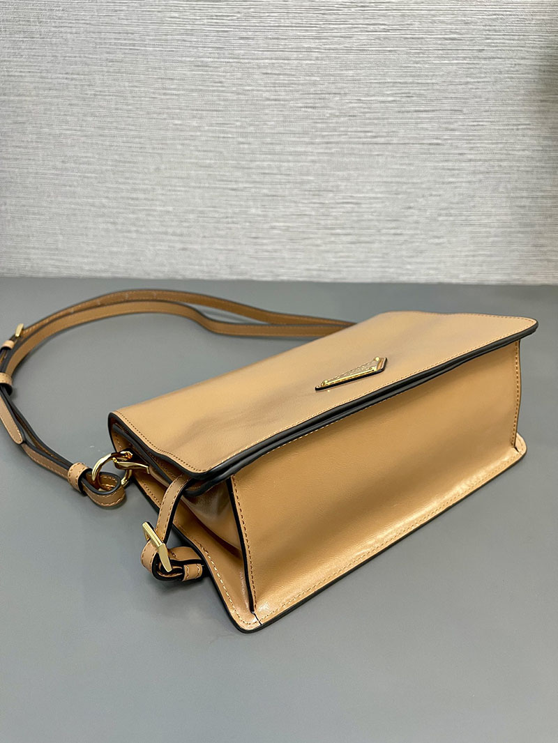 プラダ アウトレット PRADA ソフトルックスレザー ショルダーバッグ 1BD082_2CYR_F03OE_V_DVJ キャメル H品 プラダ サフィアーノ 二つ折りバッグ - 画像 (3)