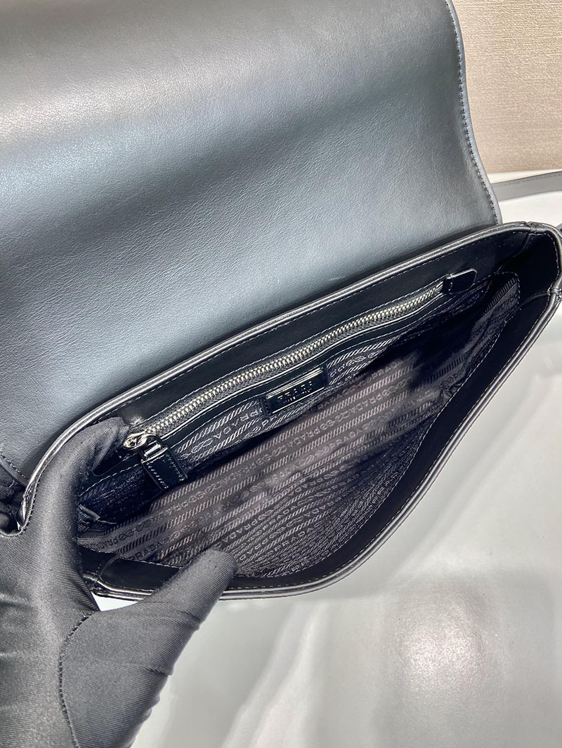 プラダ アウトレット PRADA サフィアーノレザー ショルダーバッグ 2VD059_9Z2_F0002_V_OOO ブラック H品 プラダ メッセンジャーバッグ メンズ - 画像 (3)