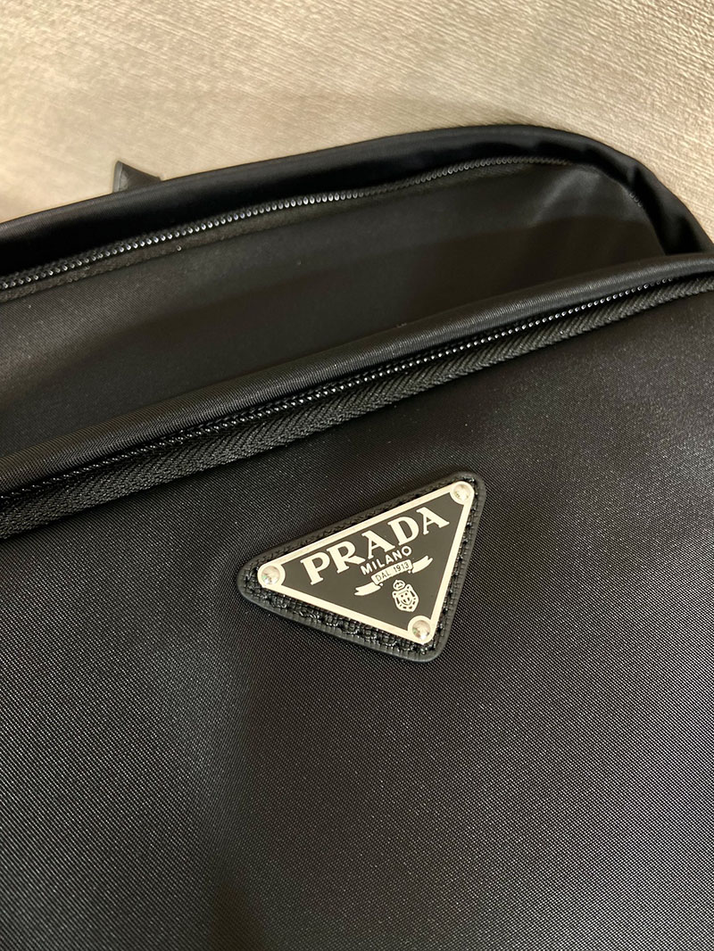 プラダ アウトレット PRADA Re-Nylon xサフィアーノレザー バックパック 2VZ101_2DMG_F0002_V_OOO ブラック H品 ナイロン プラダ リュック メンズ - 画像 (2)