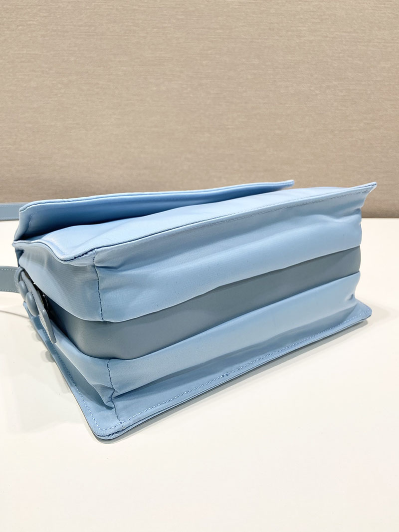 プラダ アウトレット PRADA ミディアム パデッドRe-Nylon ショルダーバッグ 1BD255_RDLN_F0637_V_OOO ライトブルー H品 プラダ メッセンジャーバッグ ナイロン - 画像 (4)