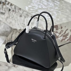 プラダ ショルダーバッグ レザー