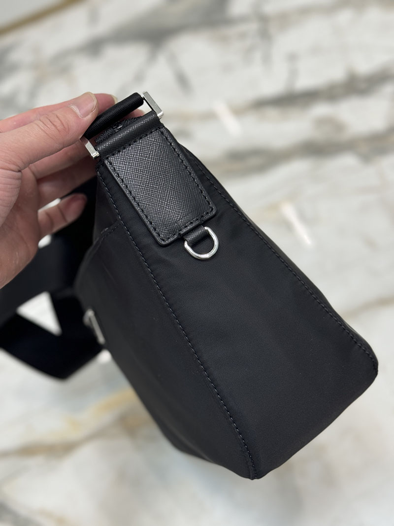 プラダ アウトレット PRADA ReNylon 前ポケット付き ファスナーショルダーバッグ 2VD421_2DMH_F0002 ブラック H品 プラダ ショルダーバッグ メンズ - 画像 (7)