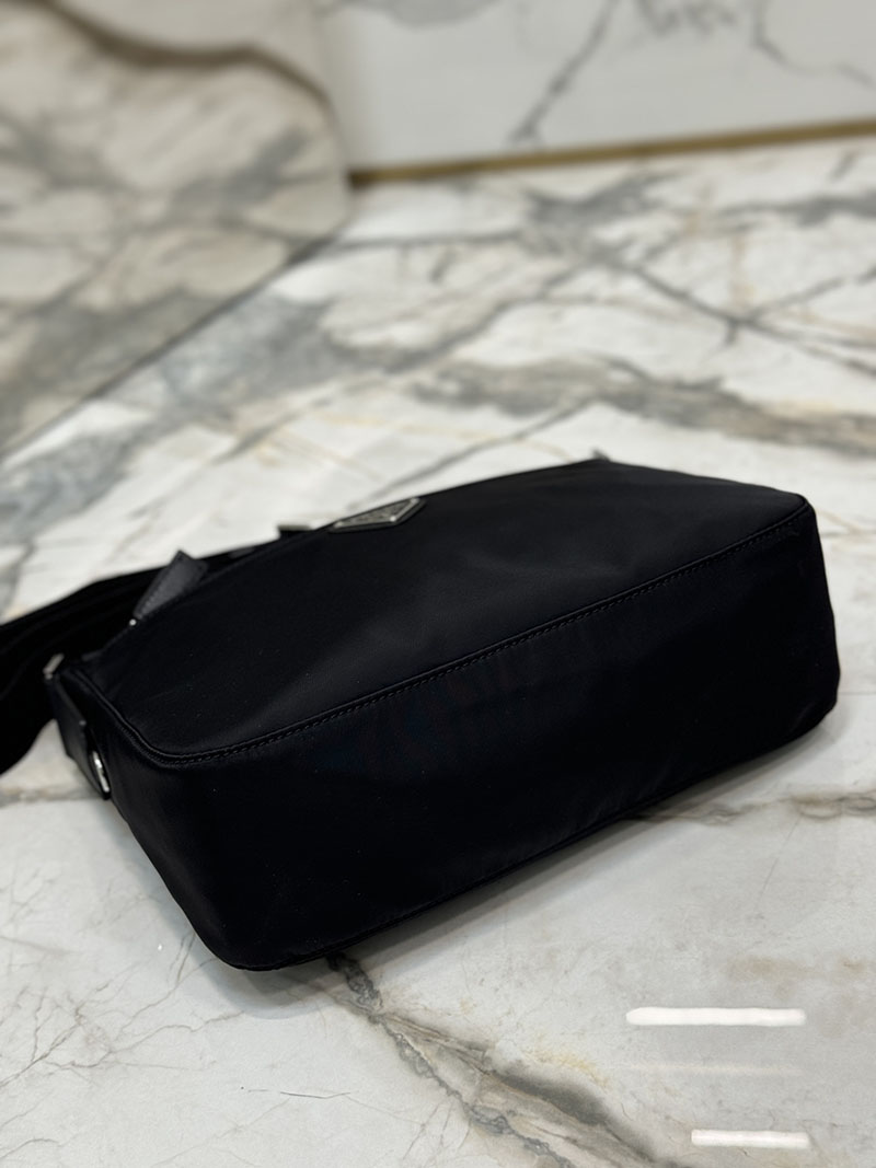 プラダ アウトレット PRADA ReNylon 前ポケット付き ファスナーショルダーバッグ 2VD421_2DMH_F0002 ブラック H品 プラダ ショルダーバッグ メンズ - 画像 (5)