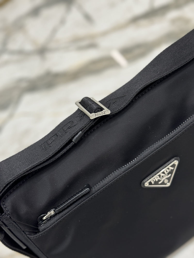 プラダ アウトレット PRADA ReNylon 前ポケット付き ファスナーショルダーバッグ 2VD421_2DMH_F0002 ブラック H品 プラダ ショルダーバッグ メンズ - 画像 (4)