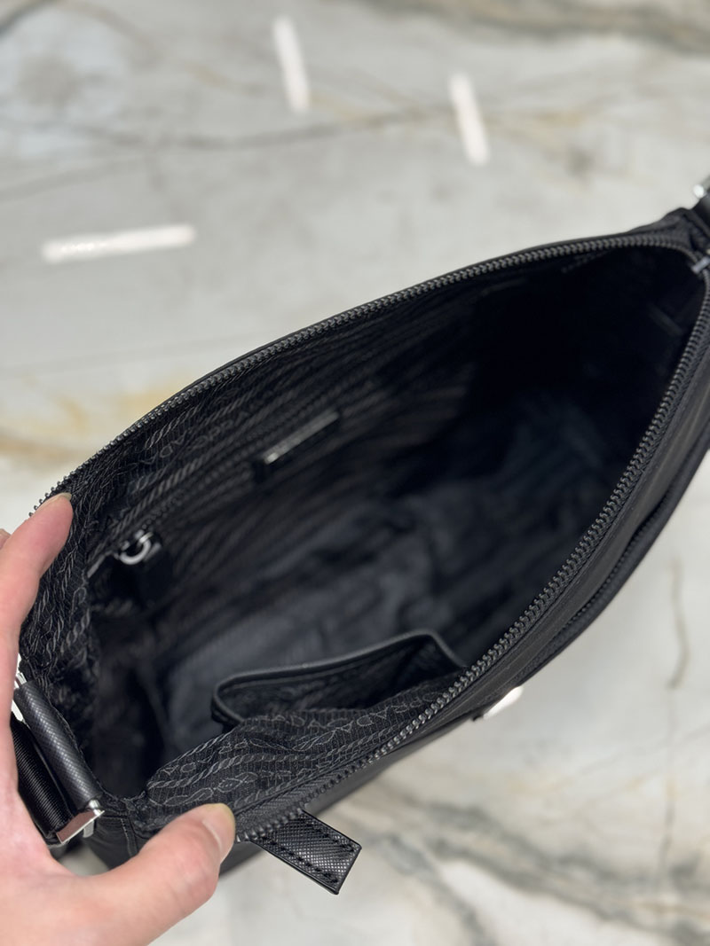プラダ アウトレット PRADA ReNylon 前ポケット付き ファスナーショルダーバッグ 2VD421_2DMH_F0002 ブラック H品 プラダ ショルダーバッグ メンズ - 画像 (3)