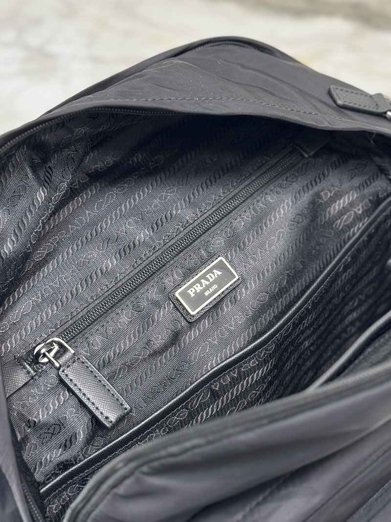 プラダ アウトレット PRADA Re-Nylon xサフィアーノレザー バックパック 2VZ048_2DMG_F0002_V_OOO ブラック H品 プラダ リュック 旅行用 メンズ - 画像 (2)