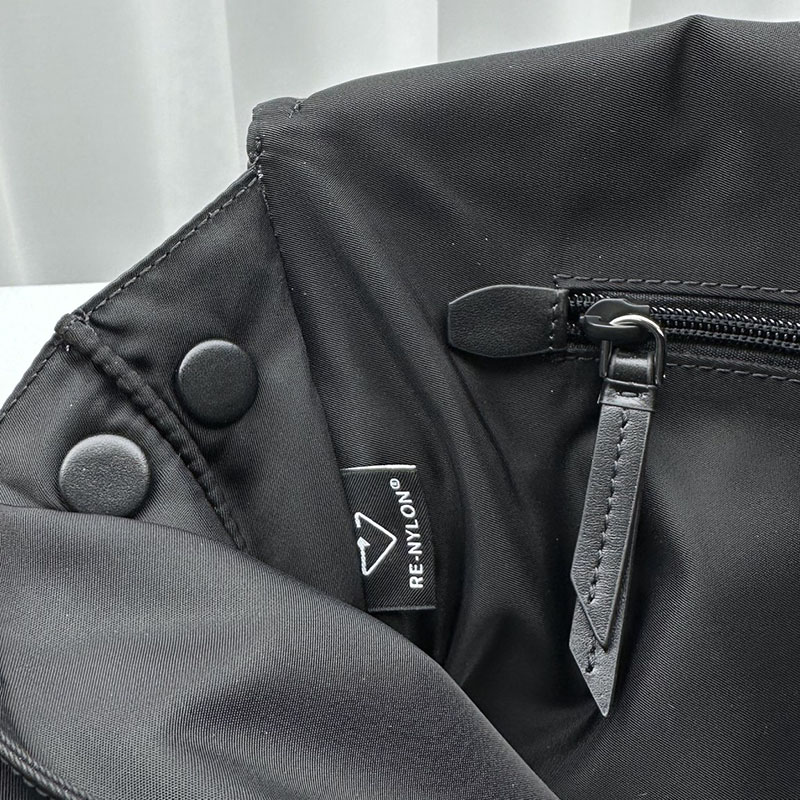 プラダ アウトレット PRADA Re-Nylon ラージ パデッド ショルダーバッグ 三角ロゴ 1BD256_RDLN_F0002_V_OOO ブラック H品 プラダ バッグ アウトレット - 画像 (2)