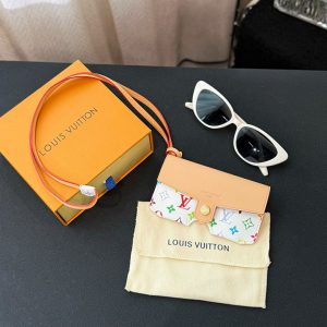 ルイヴィトン サングラスホルダー