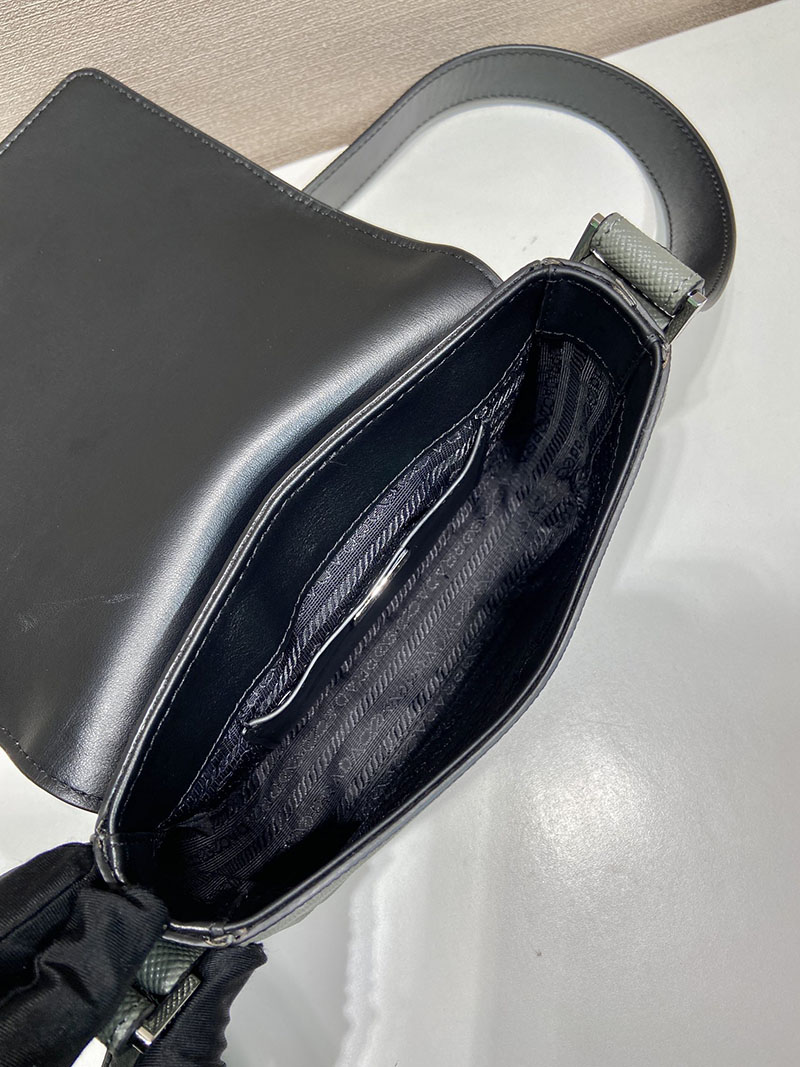 プラダ アウトレット PRADA サフィアーノレザー ショルダーバッグ 2VD059_9Z2_F0092_V_OOO サルビアグリーン H品 プラダ ショルダーバッグ メンズ - 画像 (3)