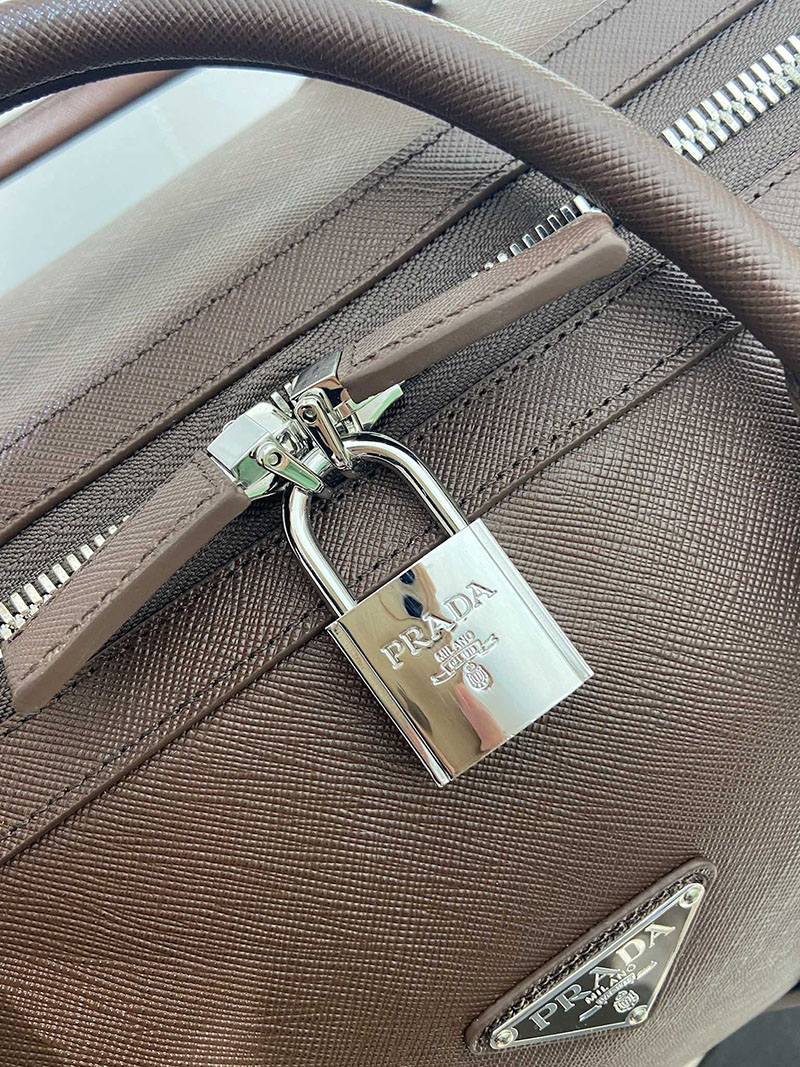プラダ アウトレット PRADA サフィアーノレザー ダッフルバッグ 1BD382_2HGV_F0002 ダークブラウン H品 プラダ ボストンバッグ アウトレット - 画像 (3)