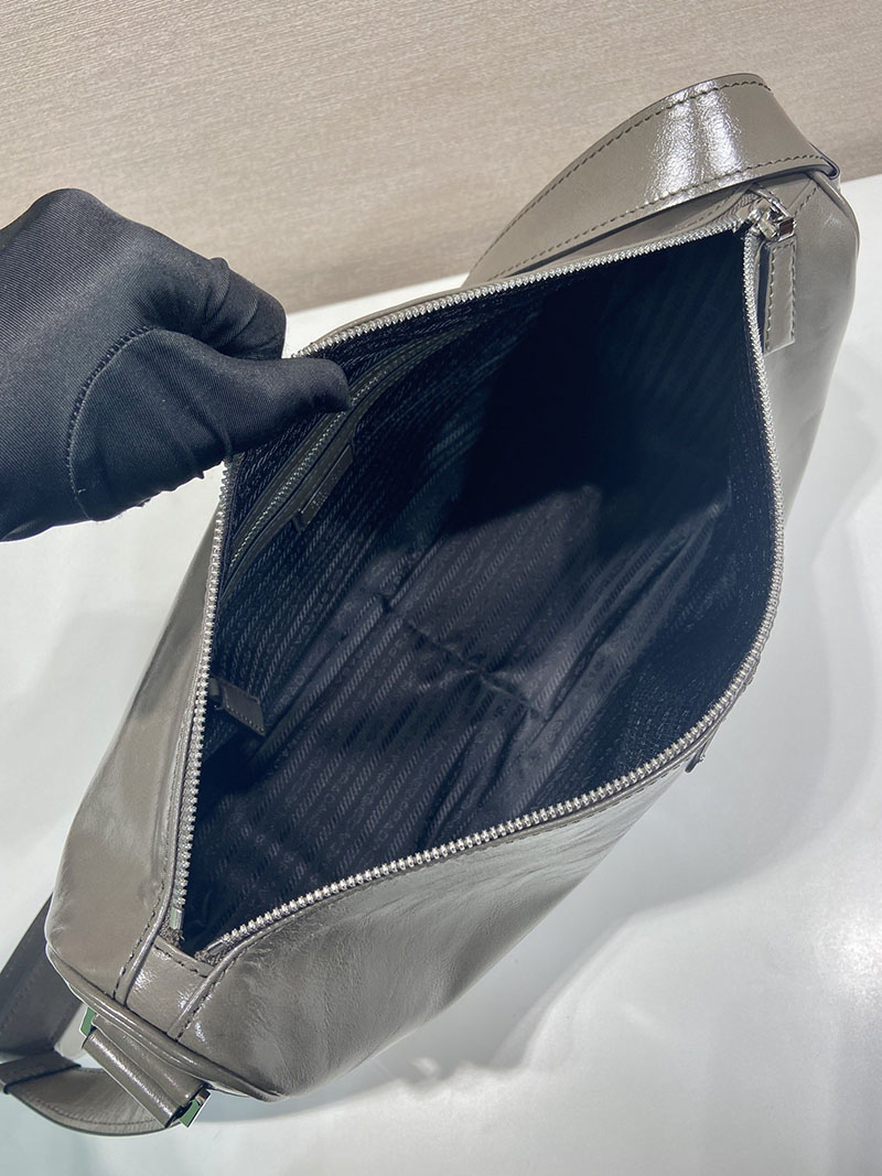 プラダ アウトレット PRADA ソフトルックスレザーショルダーバッグ 2VH187_2CYR_F0JDS_V_OOO グレー H品 プラダ ショルダーバッグ メンズ - 画像 (3)