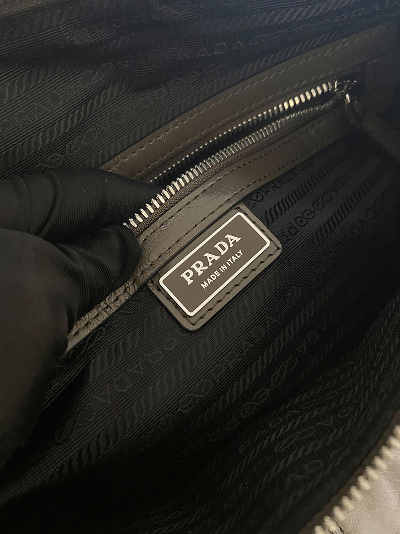 プラダ アウトレット PRADA ソフトルックスレザーショルダーバッグ 2VH187_2CYR_F0JDS_V_OOO グレー H品 プラダ ショルダーバッグ メンズ - 画像 (2)