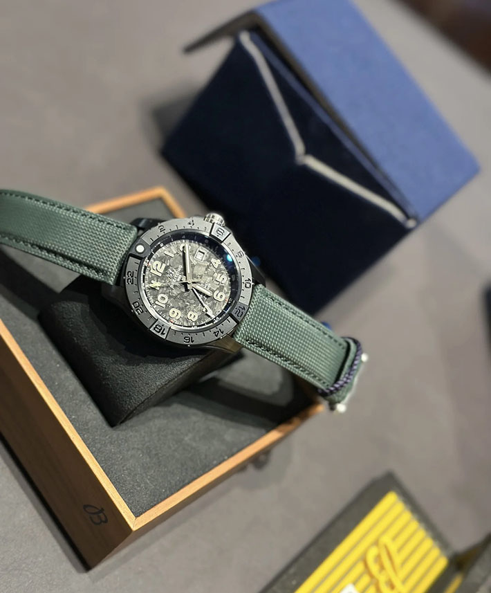 最高級ブライトリングスーパーコピー Breitling アベンジャー オートマチック GMT 44 ナイトミッション S32320101B1X1 - 画像 (5)