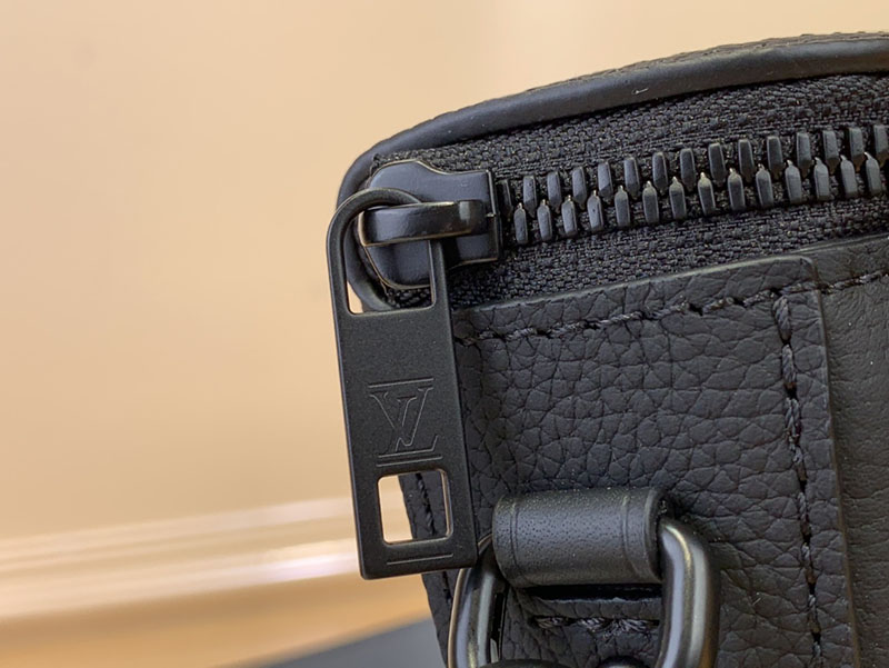 ルイヴィトン アウトレット 店舗 LOUIS VUITTON パイロット・ウェアラブル ウォレット M83563 メンズバッグ 流行り - 画像 (4)