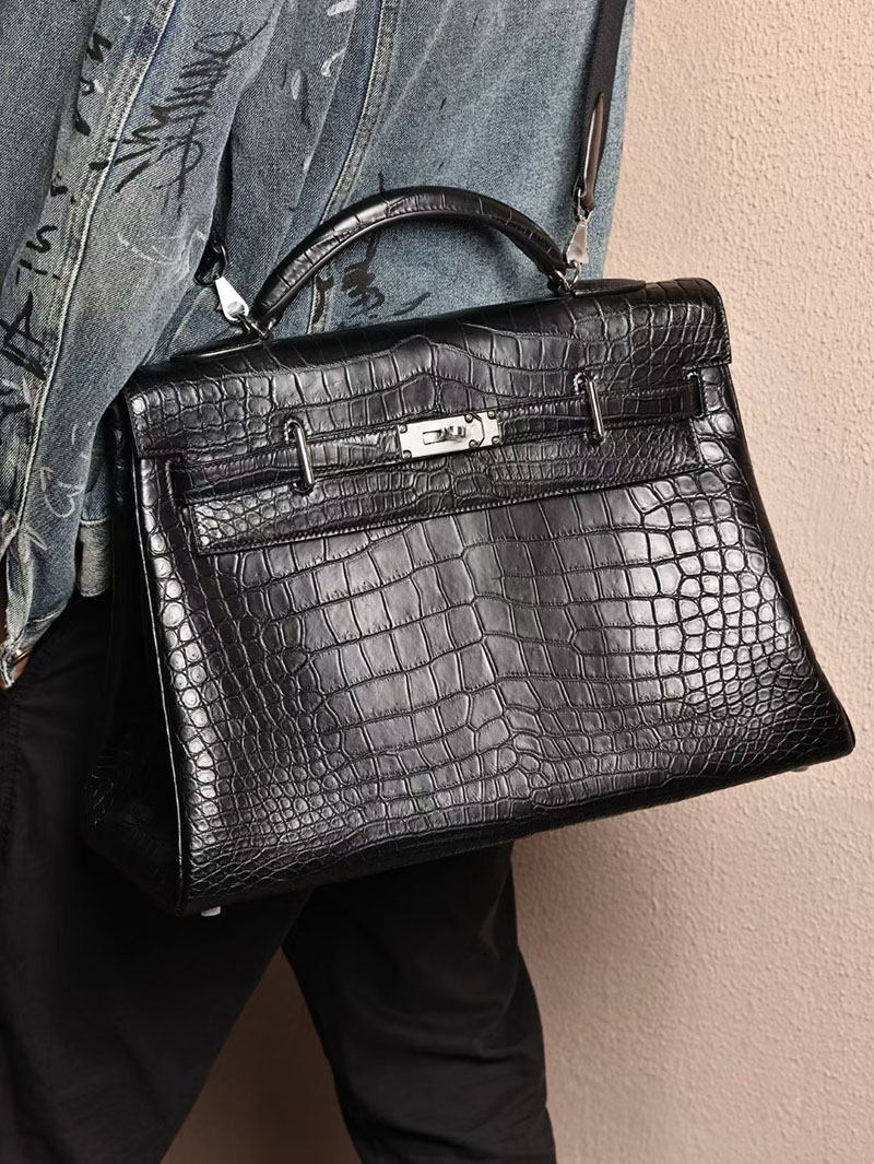 エルメス メンズバッグ 新作 HERMES マキシケリー 42cm 内縫い 黒 ブラック クロコダイル ニロティカスマット シルバー金具 2524041 - 画像 (2)