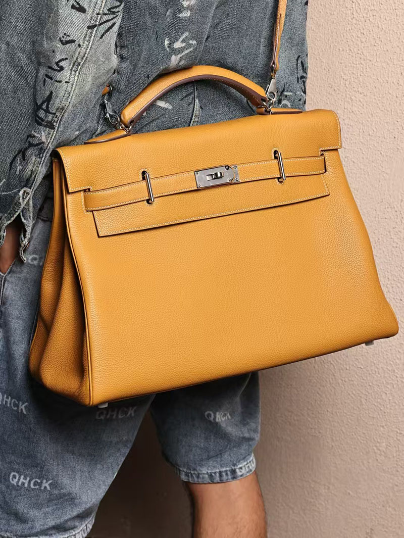 エルメス メンズバッグ 新作 HERMES マキシケリー 42cm 内縫い ナチュラルサブレ トゴ シルバー金具 2524046 - 画像 (4)