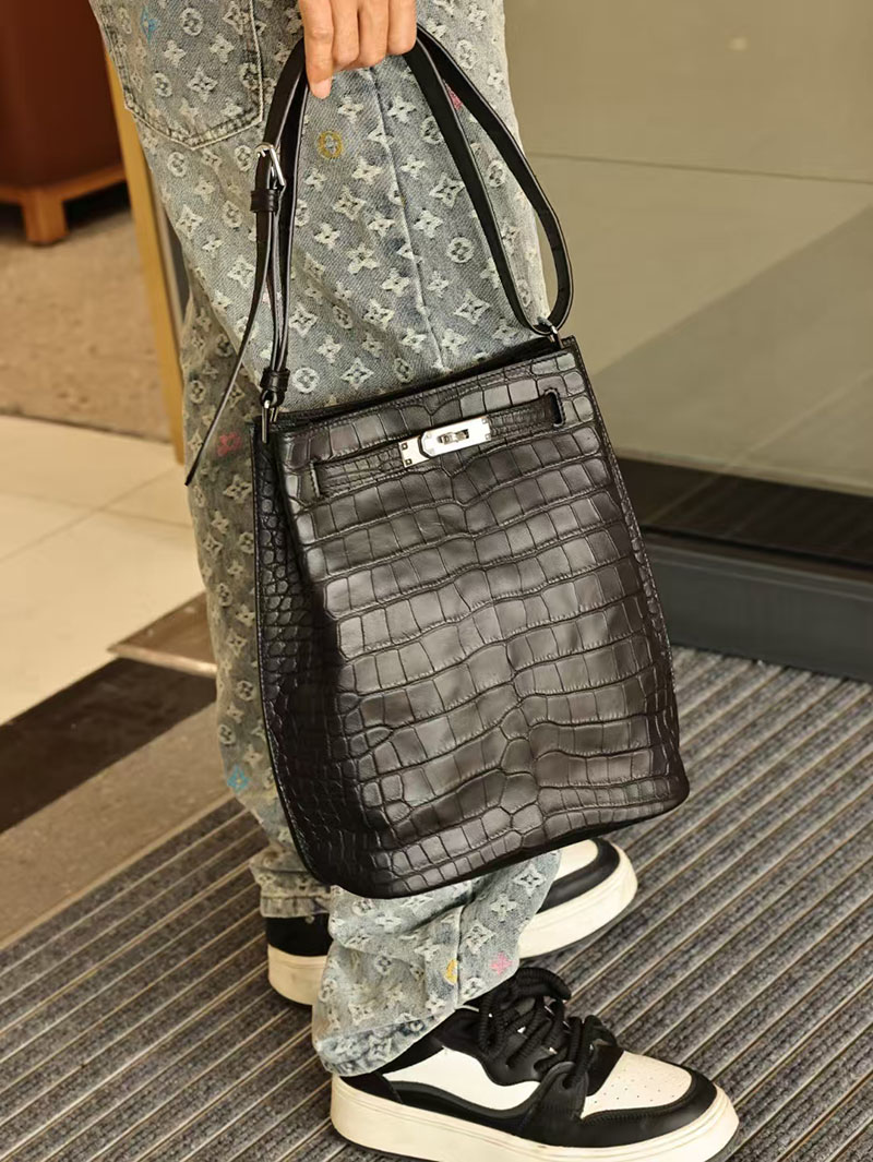 エルメス メンズバッグ 新作 HERMES ソーケリー Sokelly 黒 ブラック クロコダイル アリゲーターマット シルバー金具 2524057 - 画像 (9)