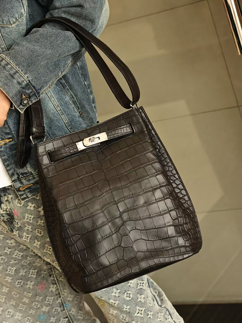 エルメス メンズバッグ 新作 HERMES ソーケリー Sokelly 黒 ブラック クロコダイル アリゲーターマット シルバー金具 2524057 - 画像 (8)