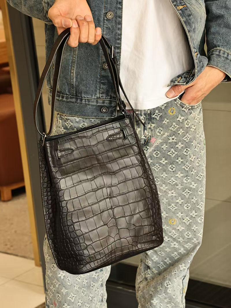 エルメス メンズバッグ 新作 HERMES ソーケリー Sokelly 黒 ブラック クロコダイル アリゲーターマット シルバー金具 2524057 - 画像 (6)