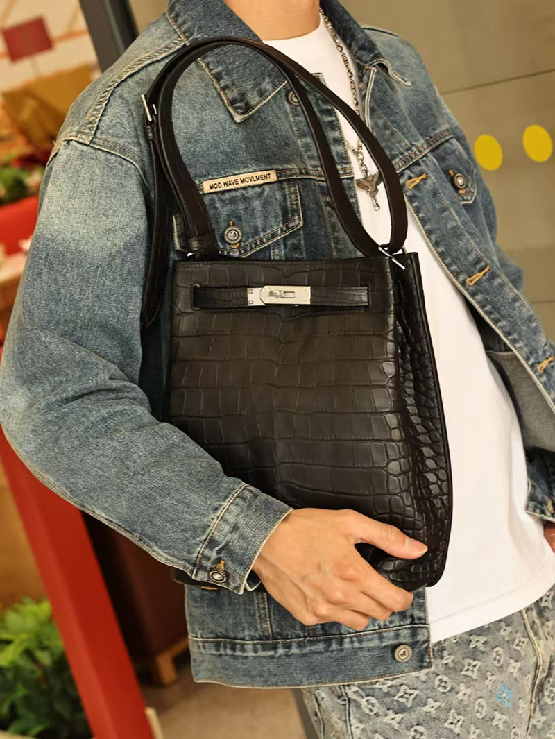 エルメス メンズバッグ 新作 HERMES ソーケリー Sokelly 黒 ブラック クロコダイル アリゲーターマット シルバー金具 2524057 - 画像 (5)