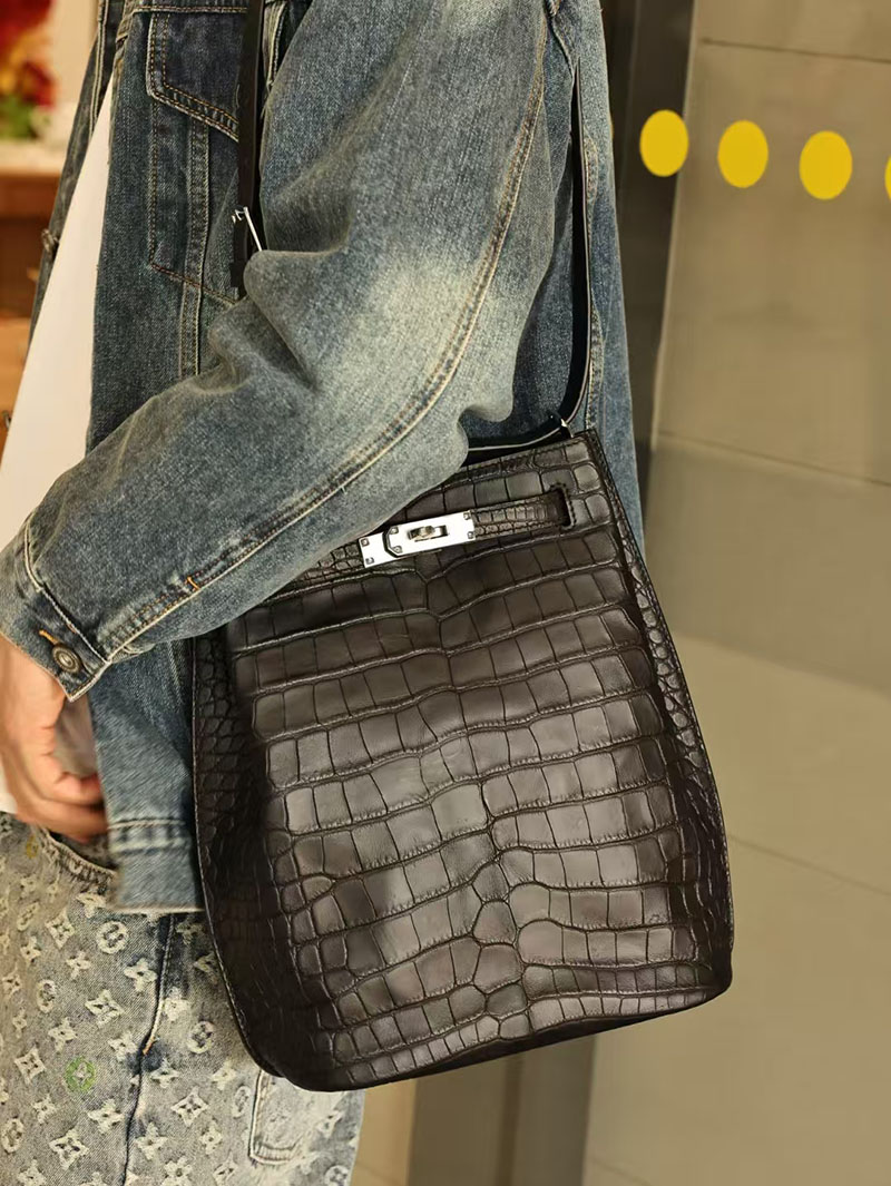 エルメス メンズバッグ 新作 HERMES ソーケリー Sokelly 黒 ブラック クロコダイル アリゲーターマット シルバー金具 2524057 - 画像 (4)