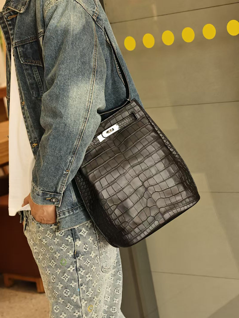 エルメス メンズバッグ 新作 HERMES ソーケリー Sokelly 黒 ブラック クロコダイル アリゲーターマット シルバー金具 2524057 - 画像 (3)