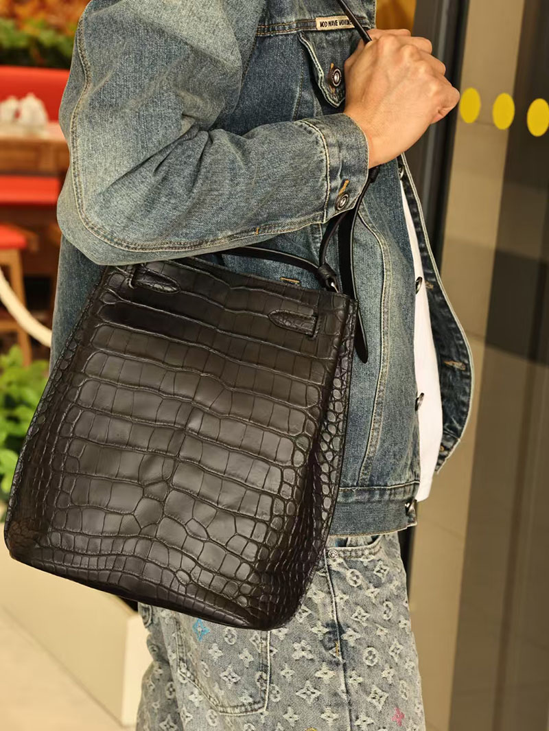 エルメス メンズバッグ 新作 HERMES ソーケリー Sokelly 黒 ブラック クロコダイル アリゲーターマット シルバー金具 2524057 - 画像 (2)