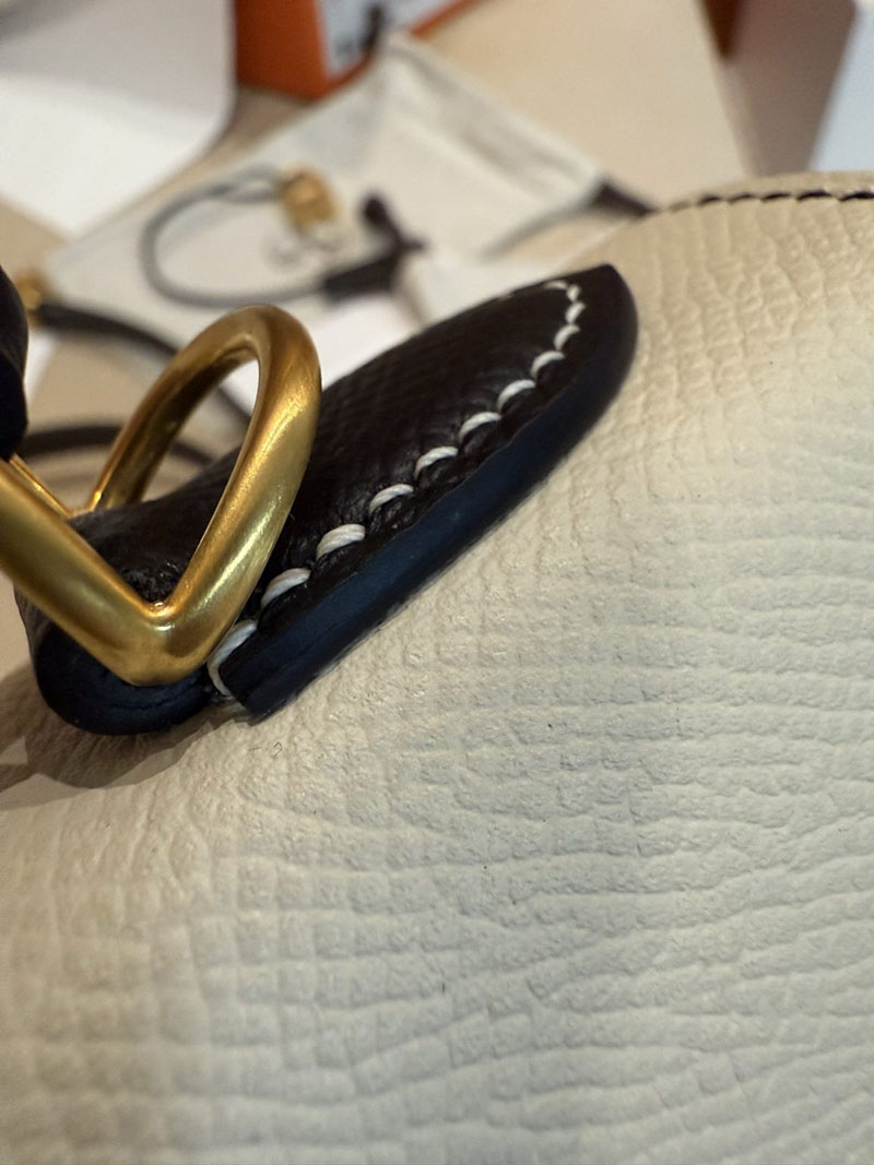 エルメスコピー ケリー25 定価 HERMES ケリー25 外縫い クレ/黒 ブラック ヴォーエプソン ゴールド金具 2524060 - 画像 (7)