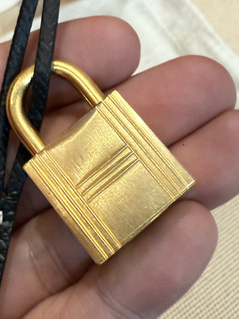 エルメスコピー ケリー25 定価 HERMES ケリー25 外縫い クレ/黒 ブラック ヴォーエプソン ゴールド金具 2524060 - 画像 (16)