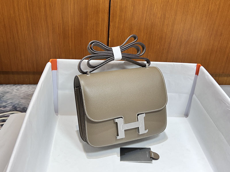 エルメススーパーコピー コンスタンス ミニ 定価 HERMES コンスタンス1 ミニ エトゥープ ヴォーエプソン シルバー金具 2524497 - 画像 (9)