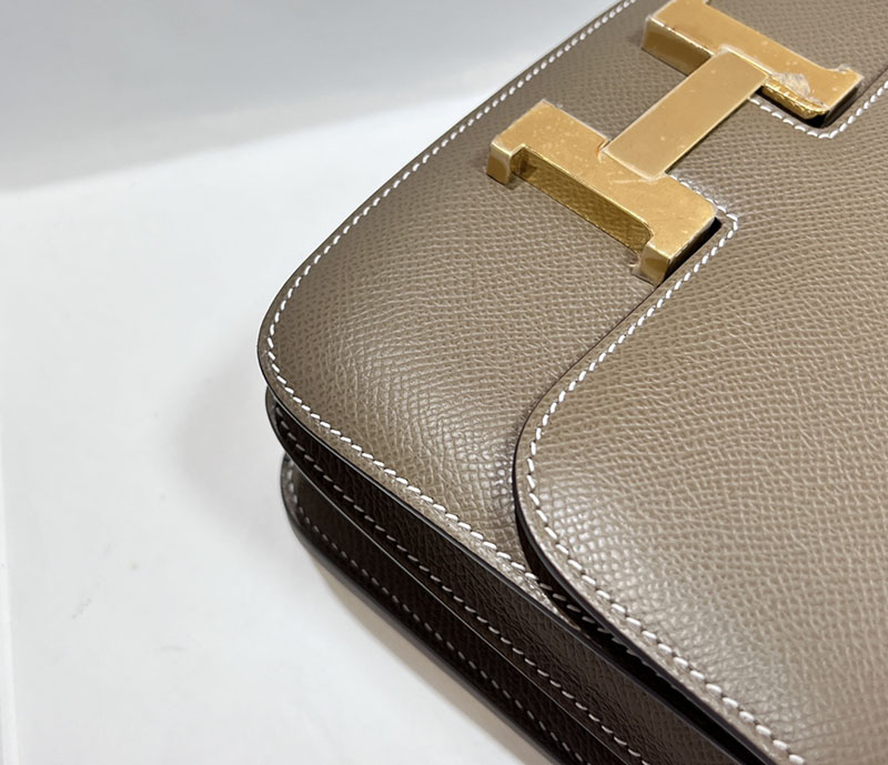 エルメススーパーコピー コンスタンス ミニ 定価 HERMES コンスタンス1 ミニ エトゥープ ヴォーエプソン ゴールド金具 2524498 - 画像 (6)