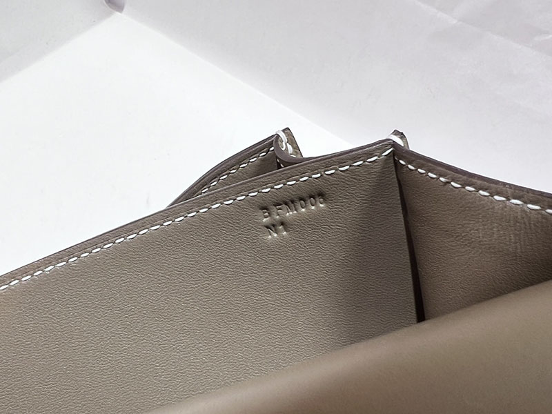エルメススーパーコピー コンスタンス ミニ 定価 HERMES コンスタンス1 ミニ エトゥープ ヴォーエプソン ゴールド金具 2524498 - 画像 (4)