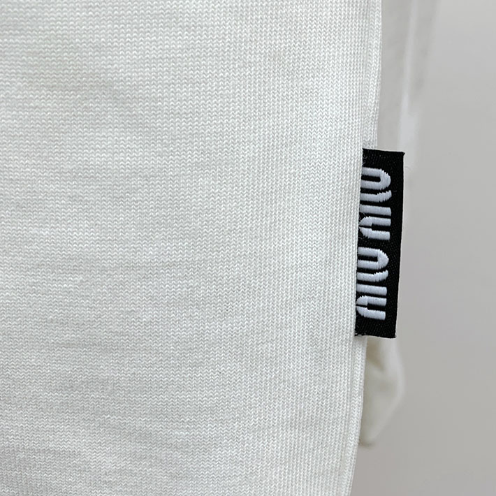 最高級MiuMiuスーパーコピー MiuMiu Tシャツ 長袖 カットソー コットン ロゴT クルーネック ホワイト 2524758 Miumiu Tシャツ アウトレット - 画像 (4)