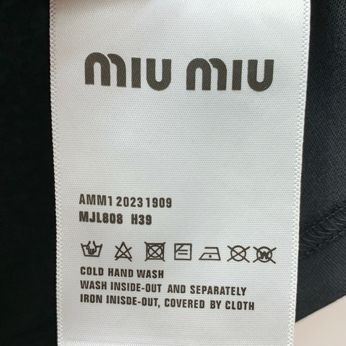 最高級MiuMiuスーパーコピー MiuMiu Tシャツ 長袖 カットソー コットン ロゴT クルーネック ブラック 2524760 Miumiu Tシャツ アウトレット - 画像 (3)
